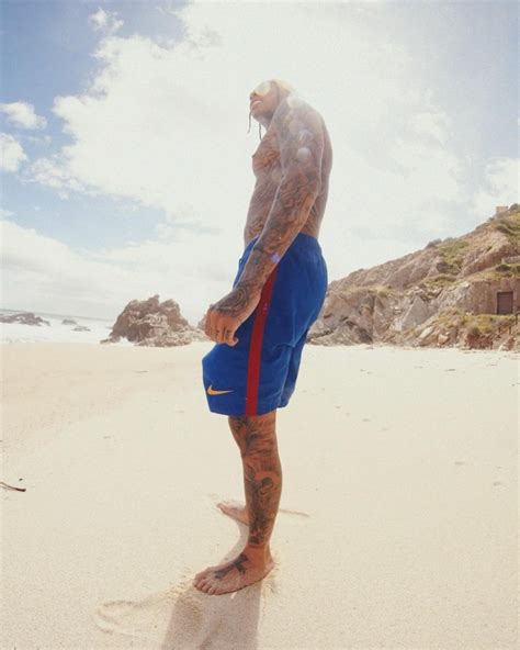 Rapper Tyga posa foto pelado em dia de praia